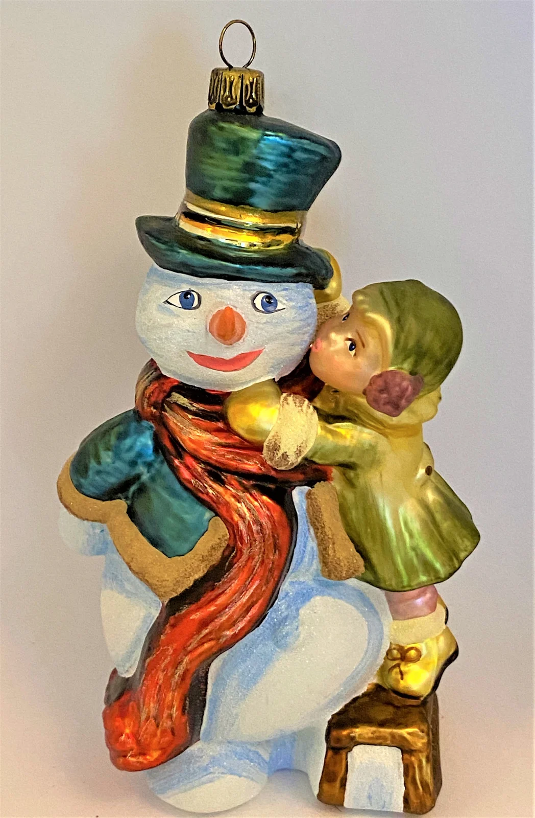Komozja Kleines Mädchen gibt dem Schneemann einen dicken Kuss, KOMOZJA MOSTOWSKI