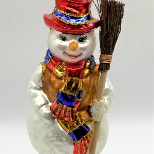 Hanco Schneemann mit rotem Hut und Reisig-Besen
