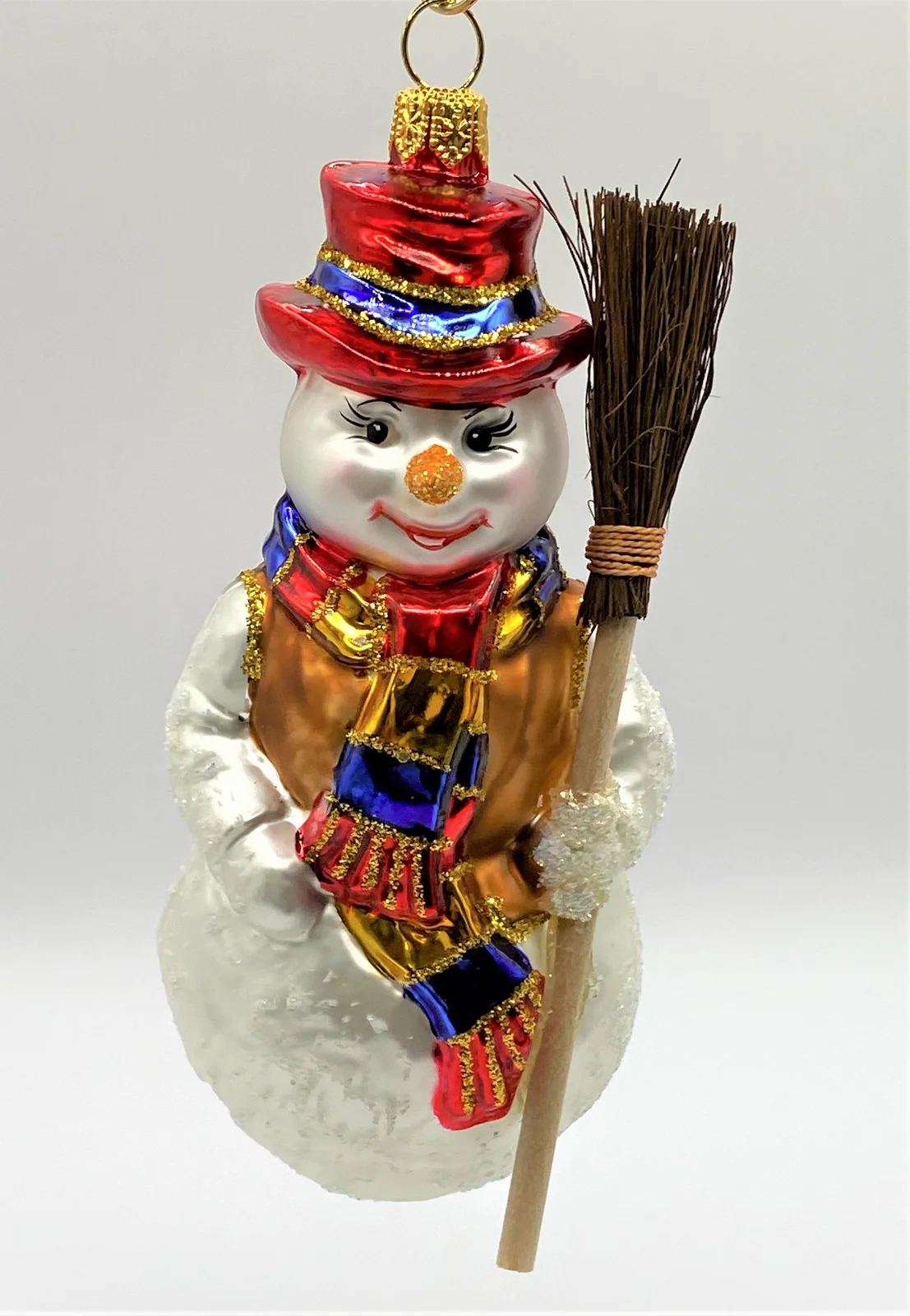 Hanco Schneemann mit rotem Hut und Reisig-Besen