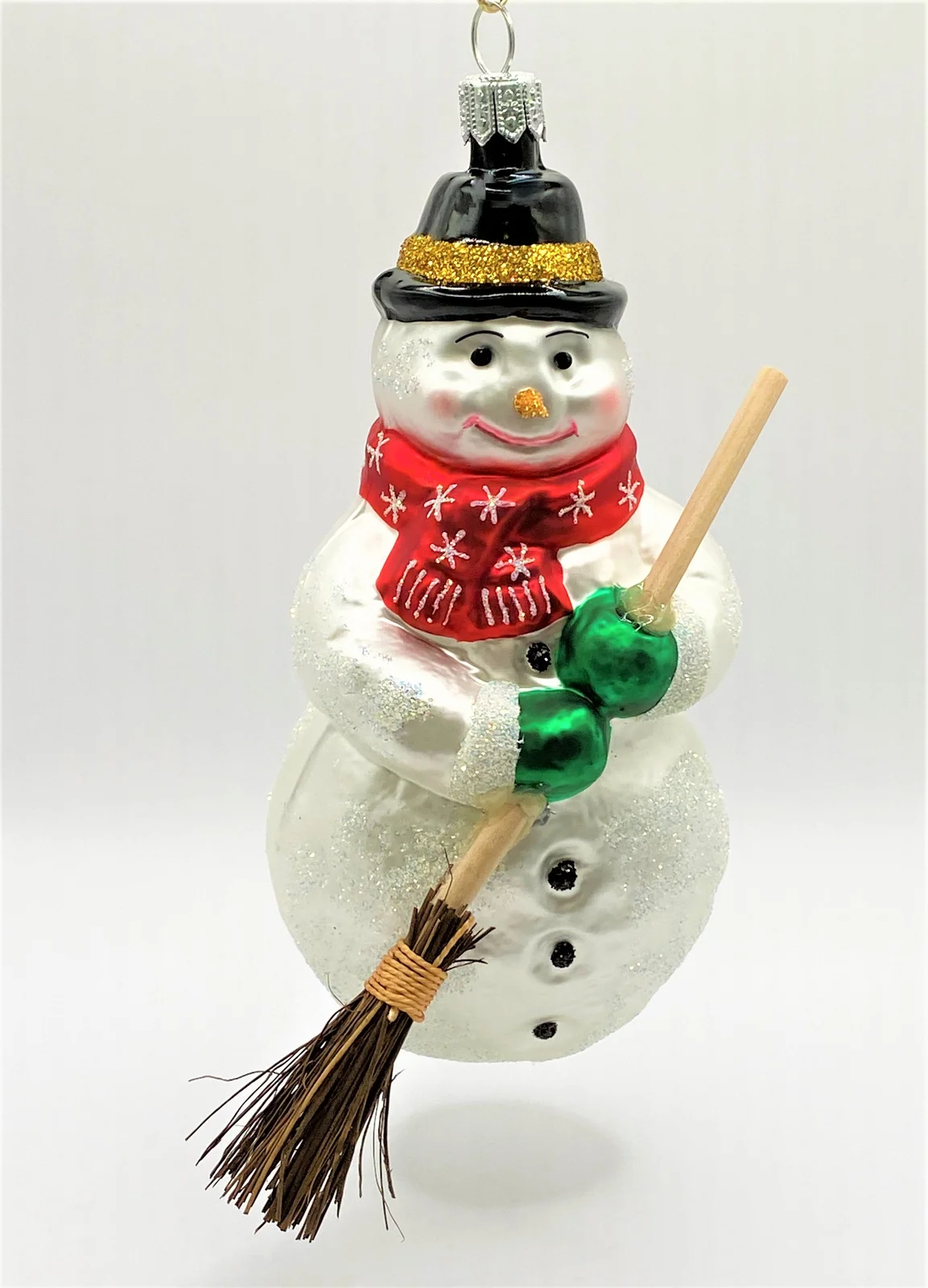 Hanco Schneemann mit Sternchen-Schal und Reisigbesen