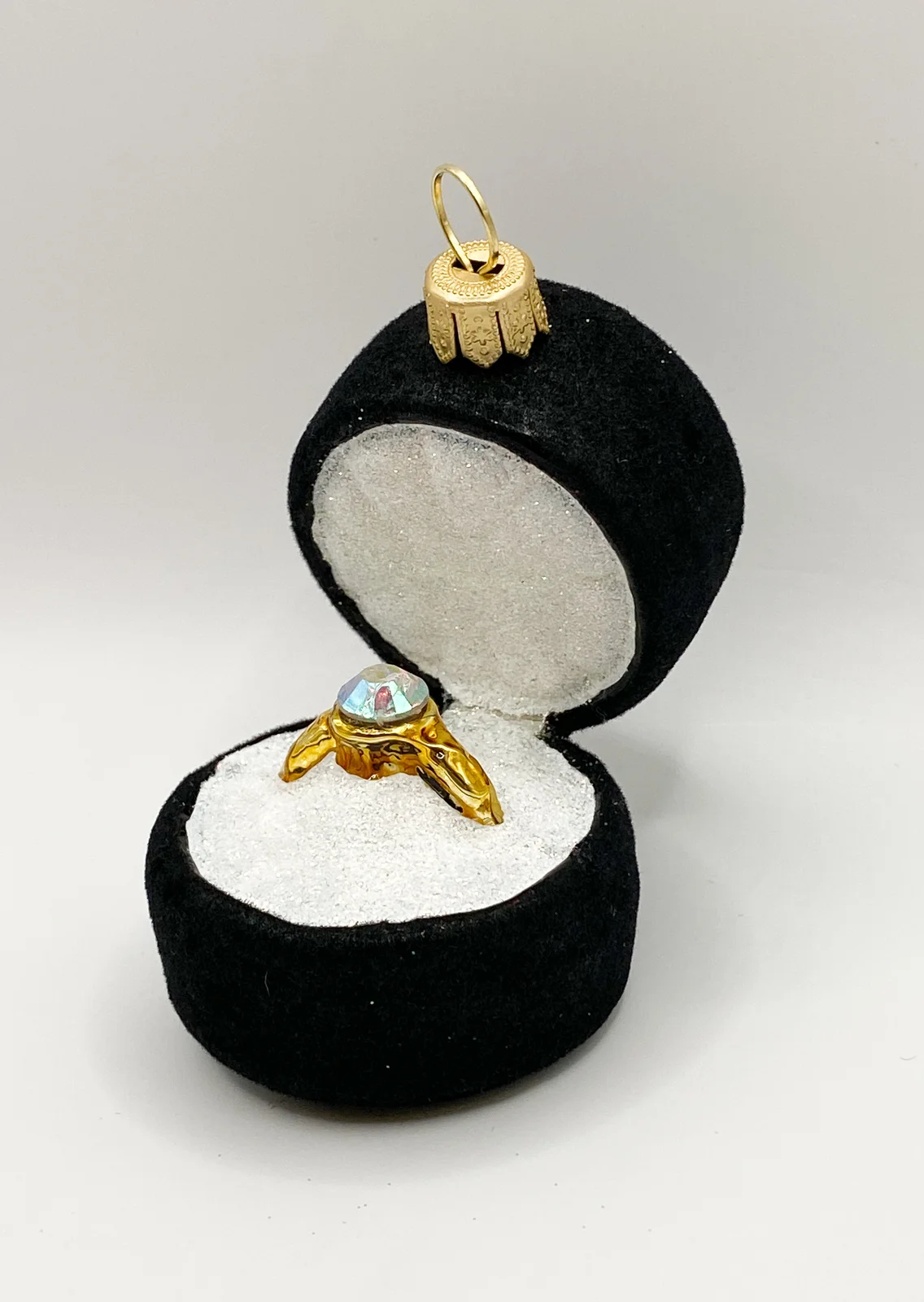 GMC Ring in schwarzer Schmuckbox