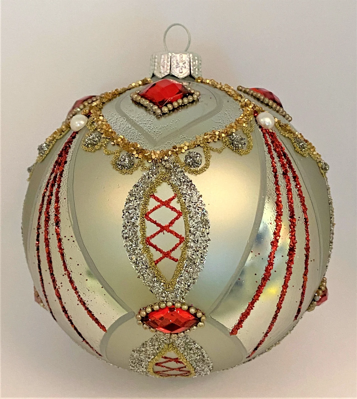 Hanco Kugel silbrig im Biedermeier-Stil mit roten Schmucksteinen