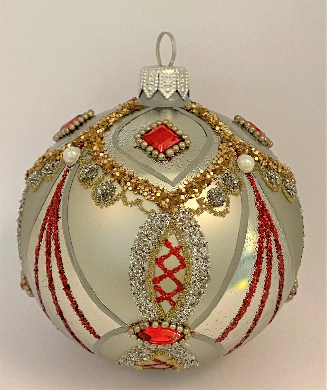 Hanco Kugel silbrig im Biedermeier-Stil mit roten Schmucksteinen