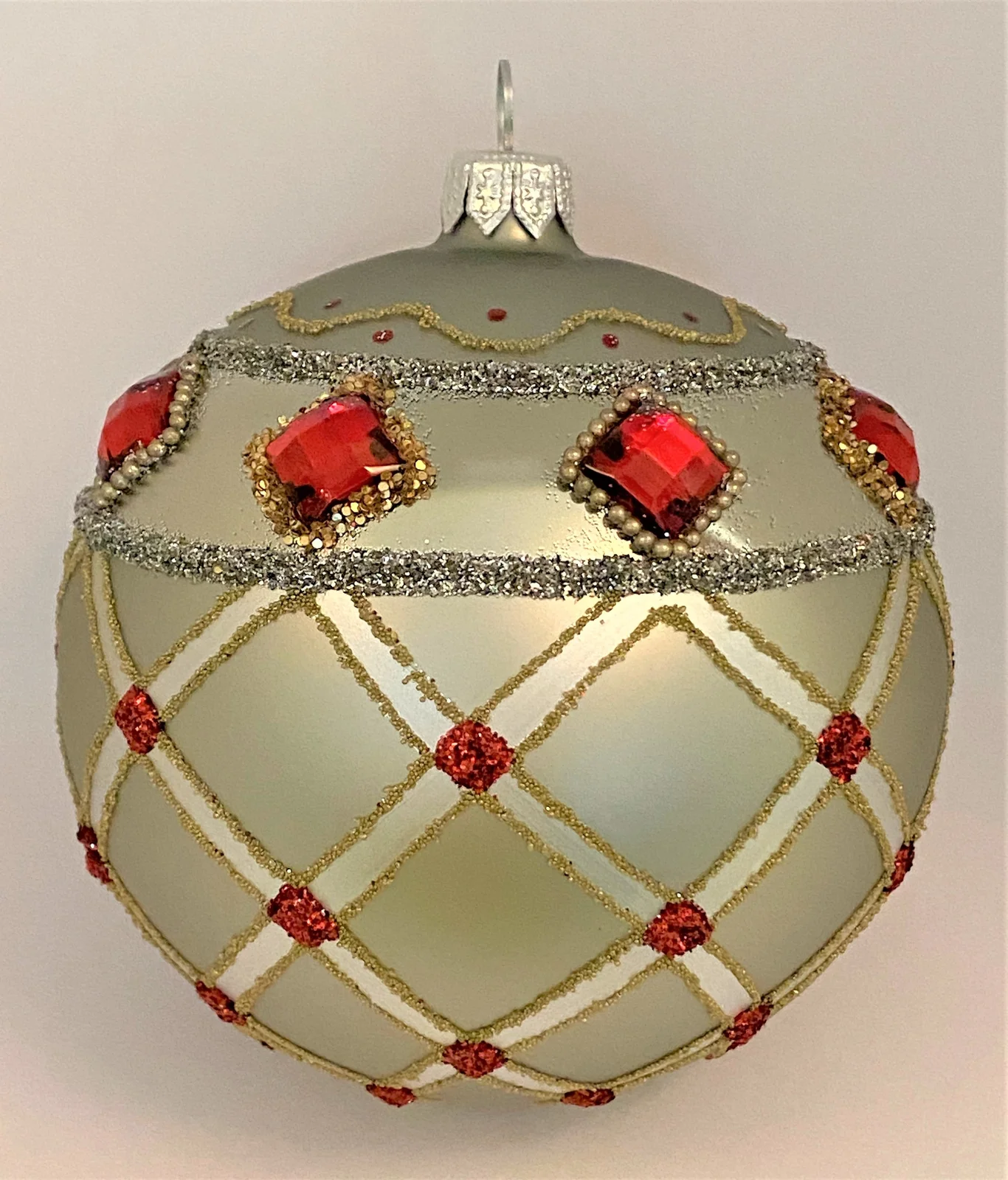 Hanco Kugel silbrig mit Gittermotiv und roten Schmucksteinen