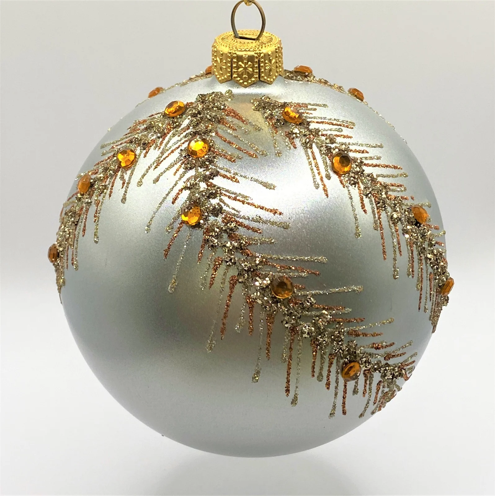 Szklo Kugel Silber matt mit stilisiertem Rankenmotiv und goldenen Schmucksteinen