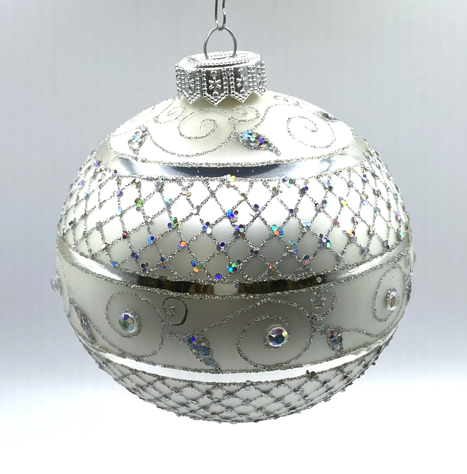 GMC Kugel weiss silber mit Barock-Gitterdekor