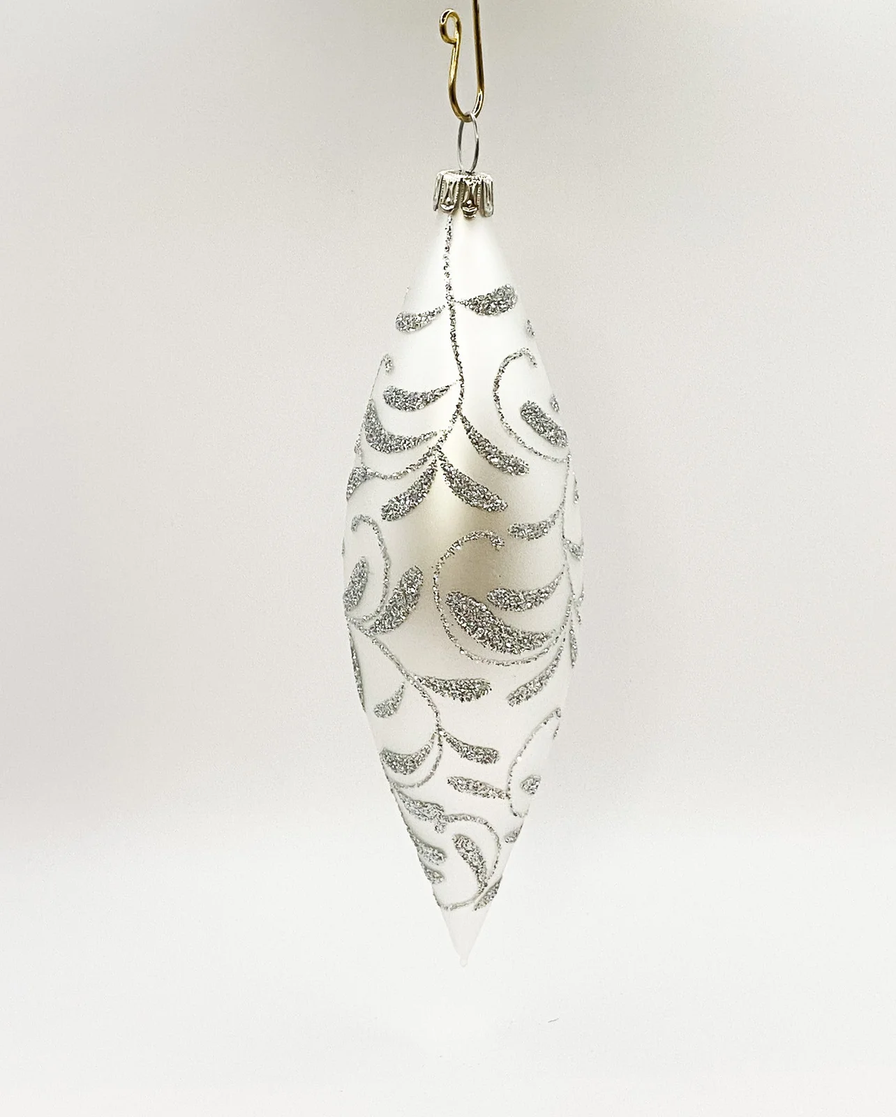 ANVA Lange Olive weiss matt mit silbernen Blätterranken