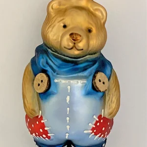 Christborn brauner Bär in Flicken-Latzhose