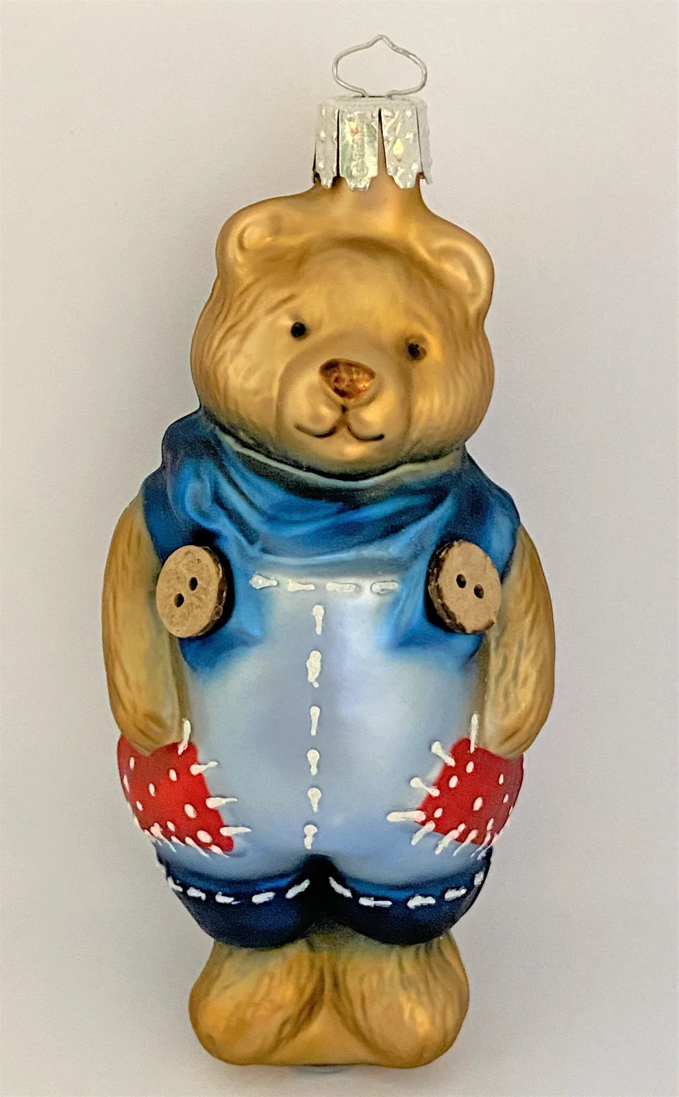 Christborn brauner Bär in Flicken-Latzhose