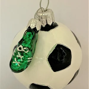 Glaspol Fussball mit kleinem grünen Fussball-Schuh