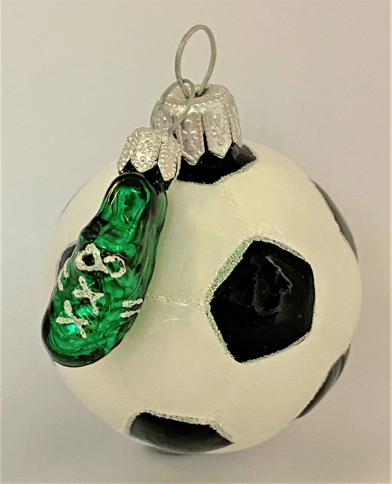 Glaspol Fussball mit kleinem grünen Fussball-Schuh