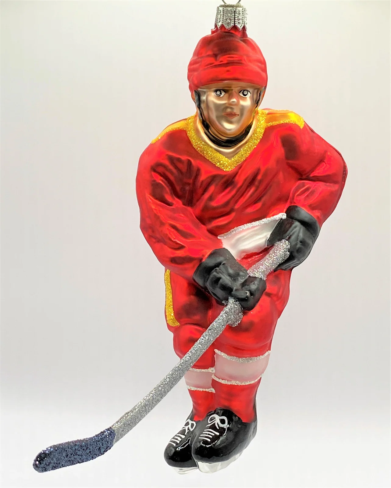 Hanco Schweizer Eishockey Spieler in rotem Trikot mit weissen Streifen