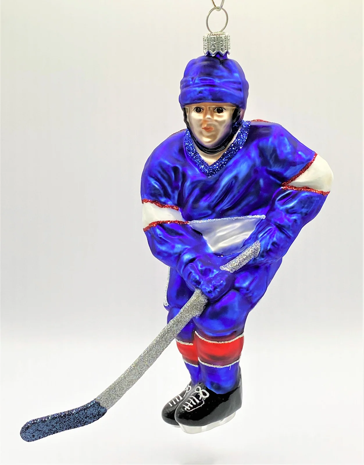Hanco Schweizer Eishockey Spieler in blauem Trikot mit weissen und roten Streifen