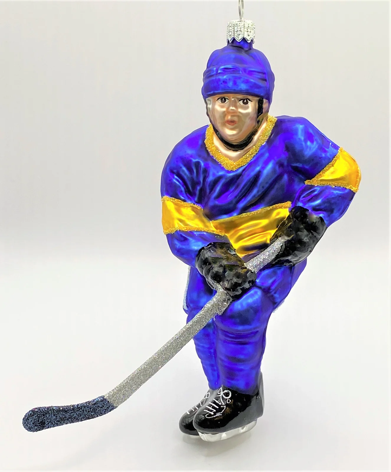 Hanco Schweizer Eishockey Spieler in blauem Trikot mit gelben Streifen
