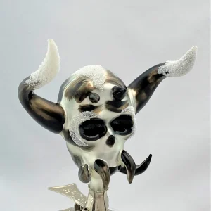 Wiktoria Wilder Skull mit schwarzen Hörnern