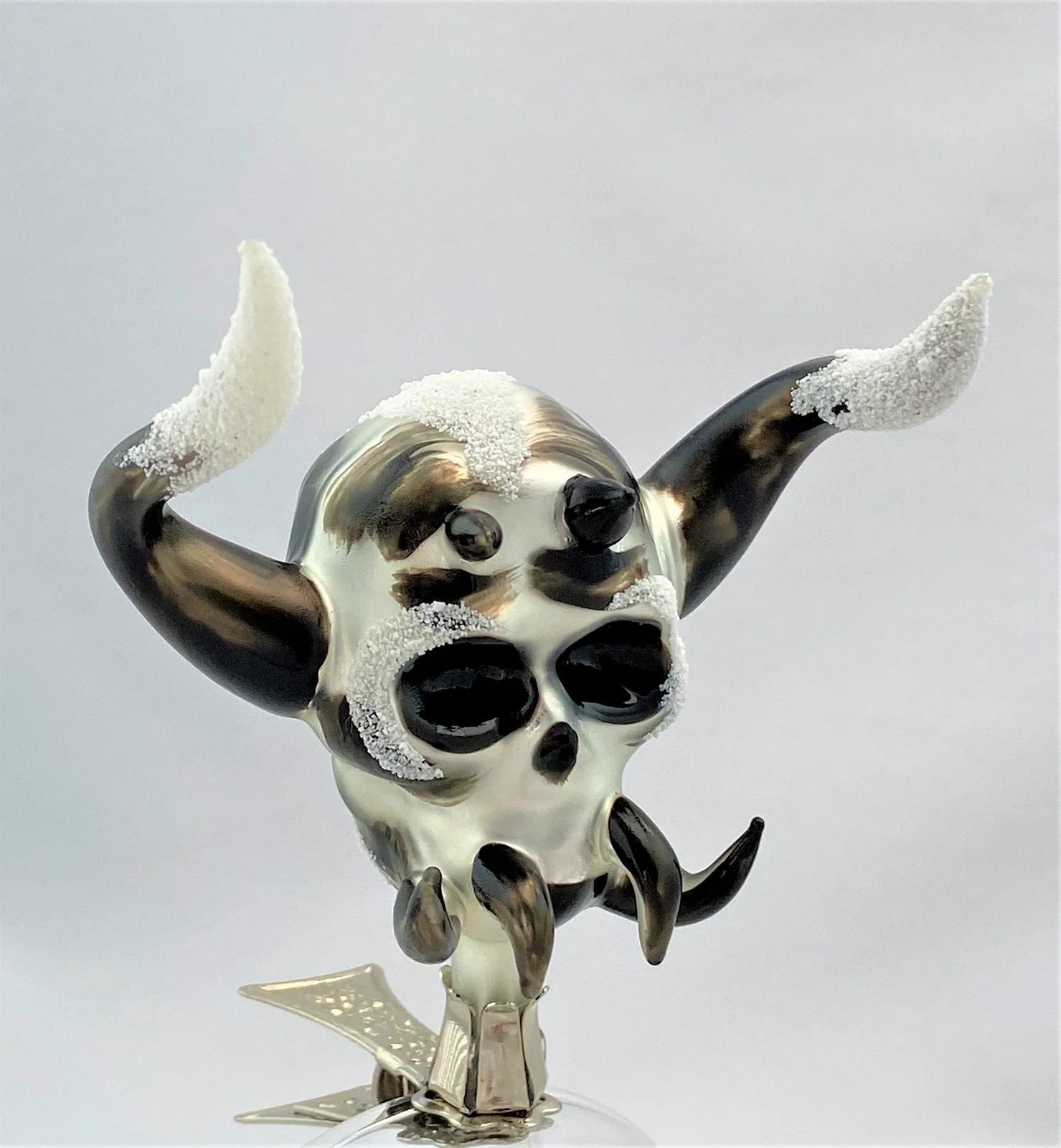 Wiktoria Wilder Skull mit schwarzen Hörnern