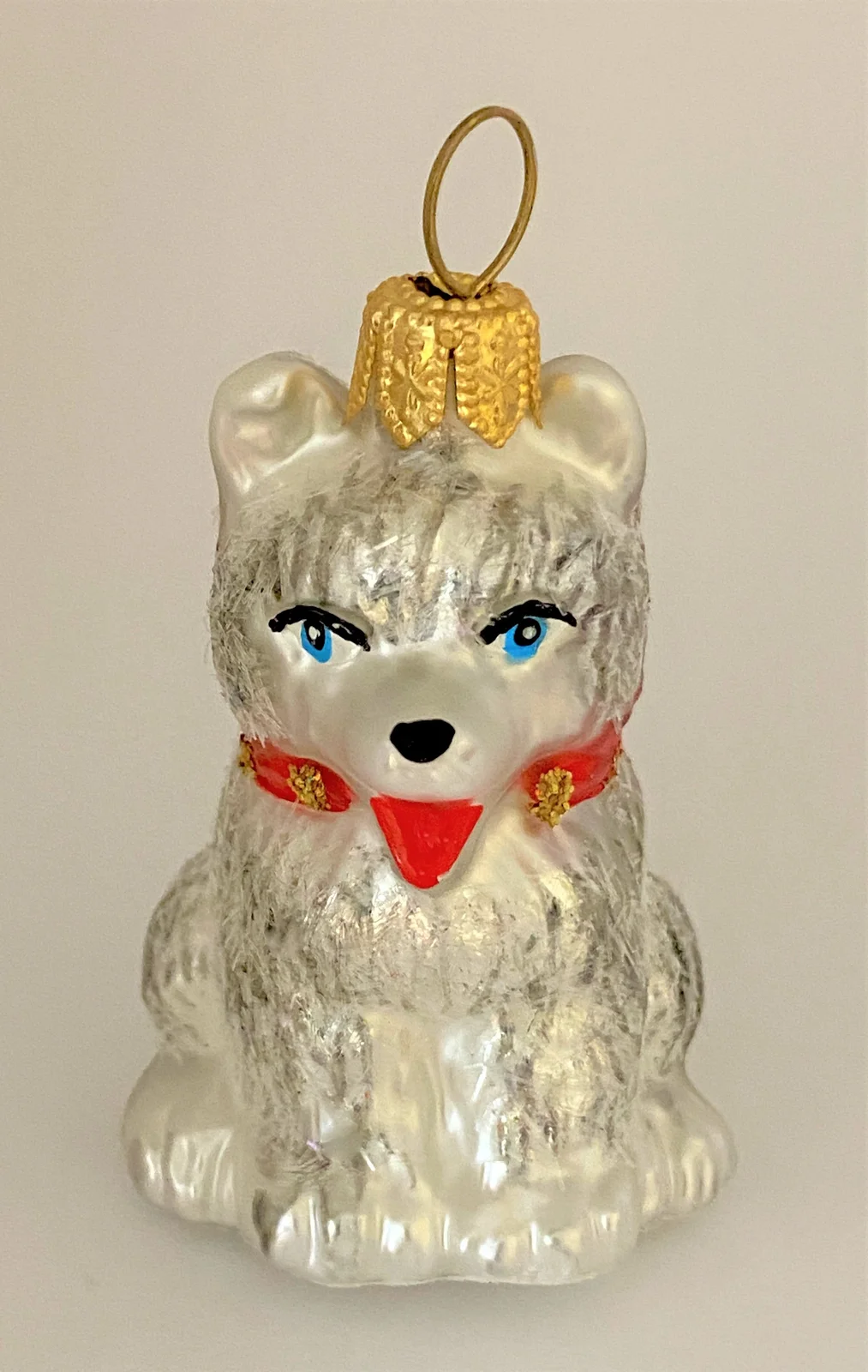 Impuls Kleiner Husky-Hund mit rotem Halsband