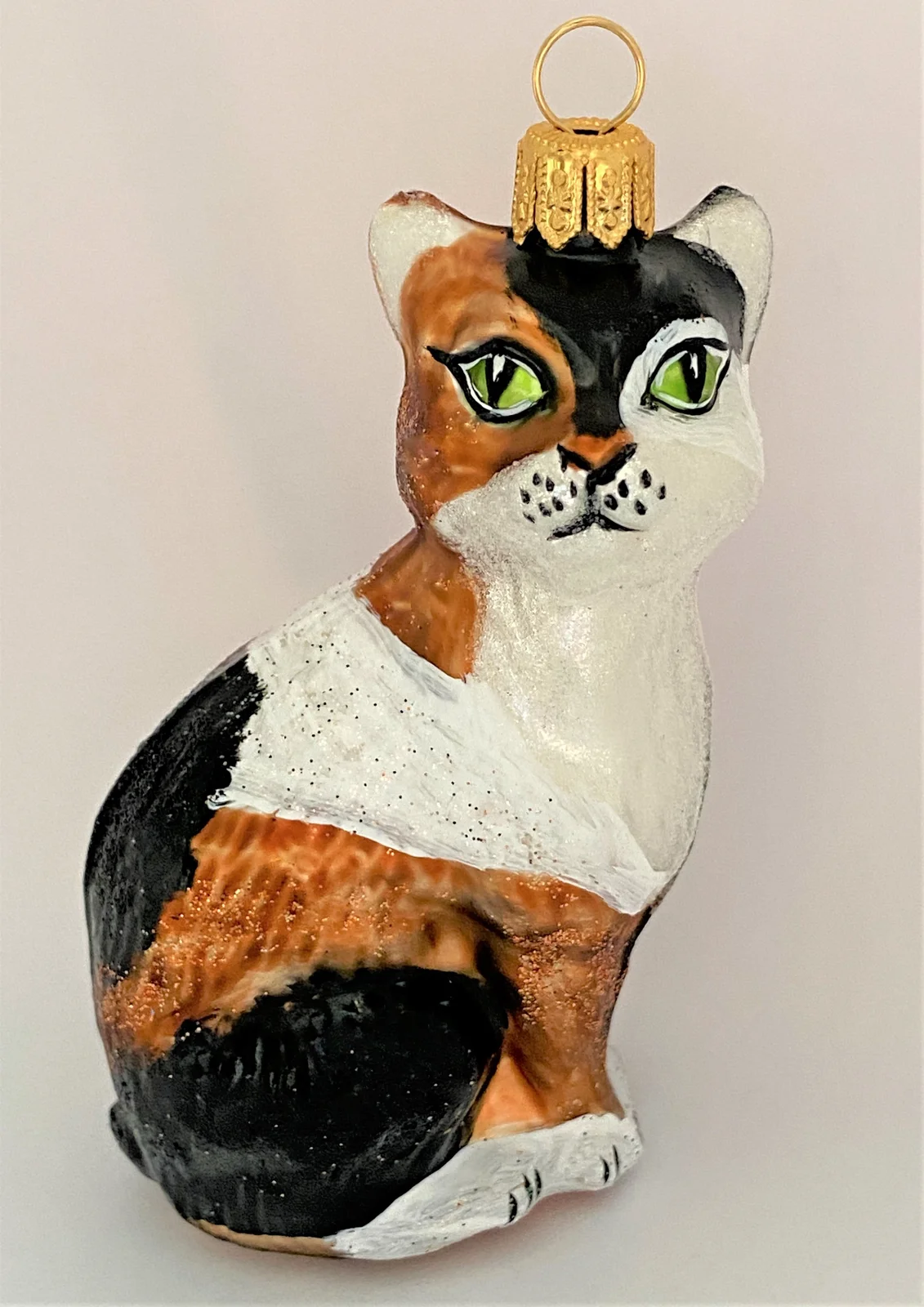 GMC Aufrecht sitzende Drei-Farben-Katze