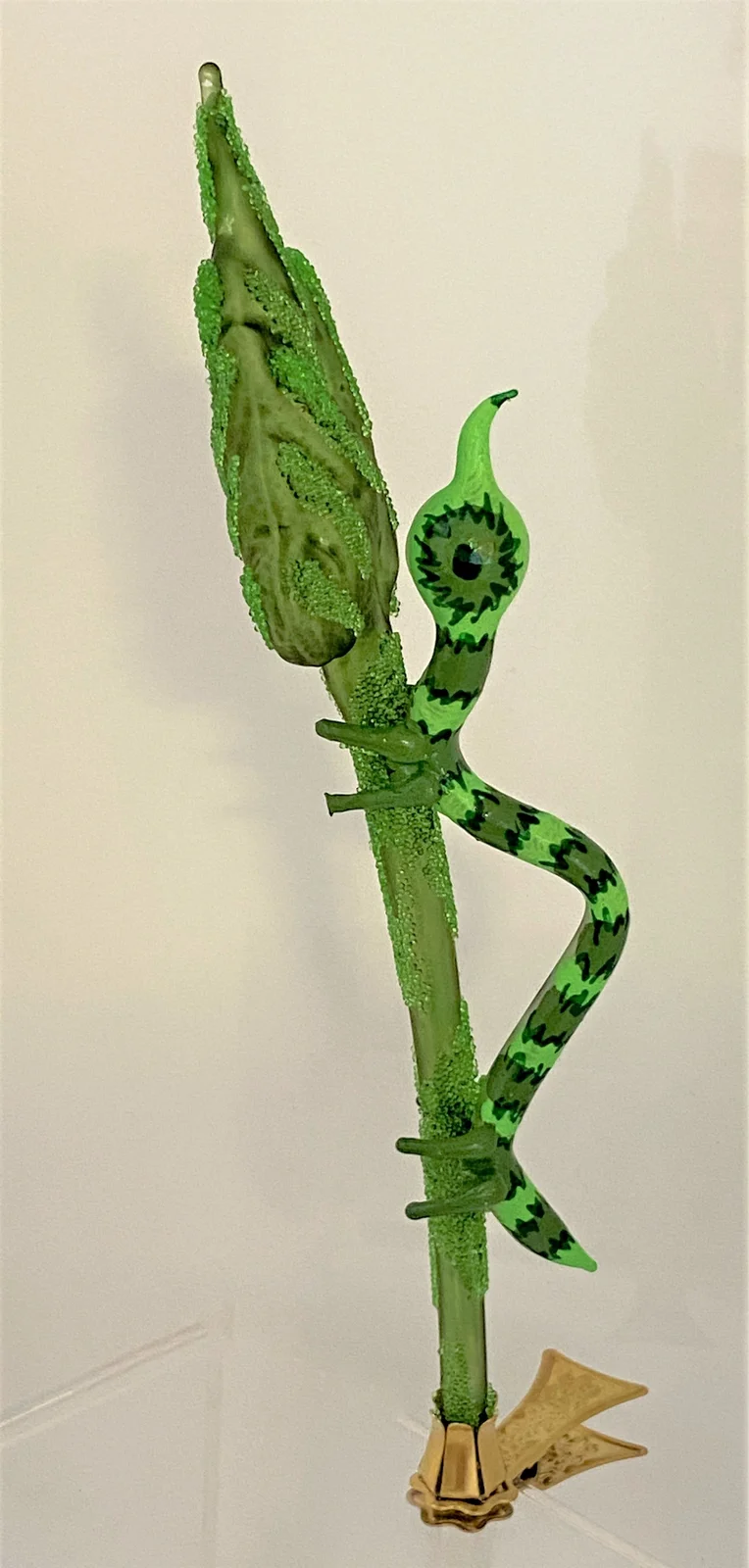 Wiktoria Grüne Raupe krabbelt am Blatt hoch
