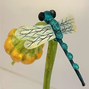 Wiktoria Libelle sitzt auf einer Blüte