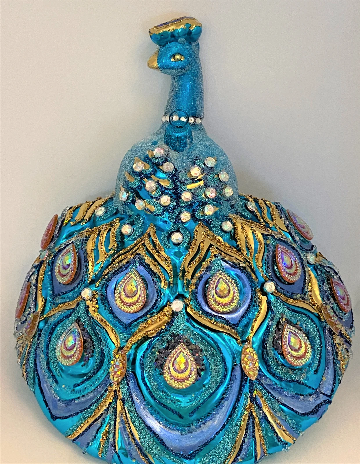 Szklo Grosser Pfau mit Schmucksteinen