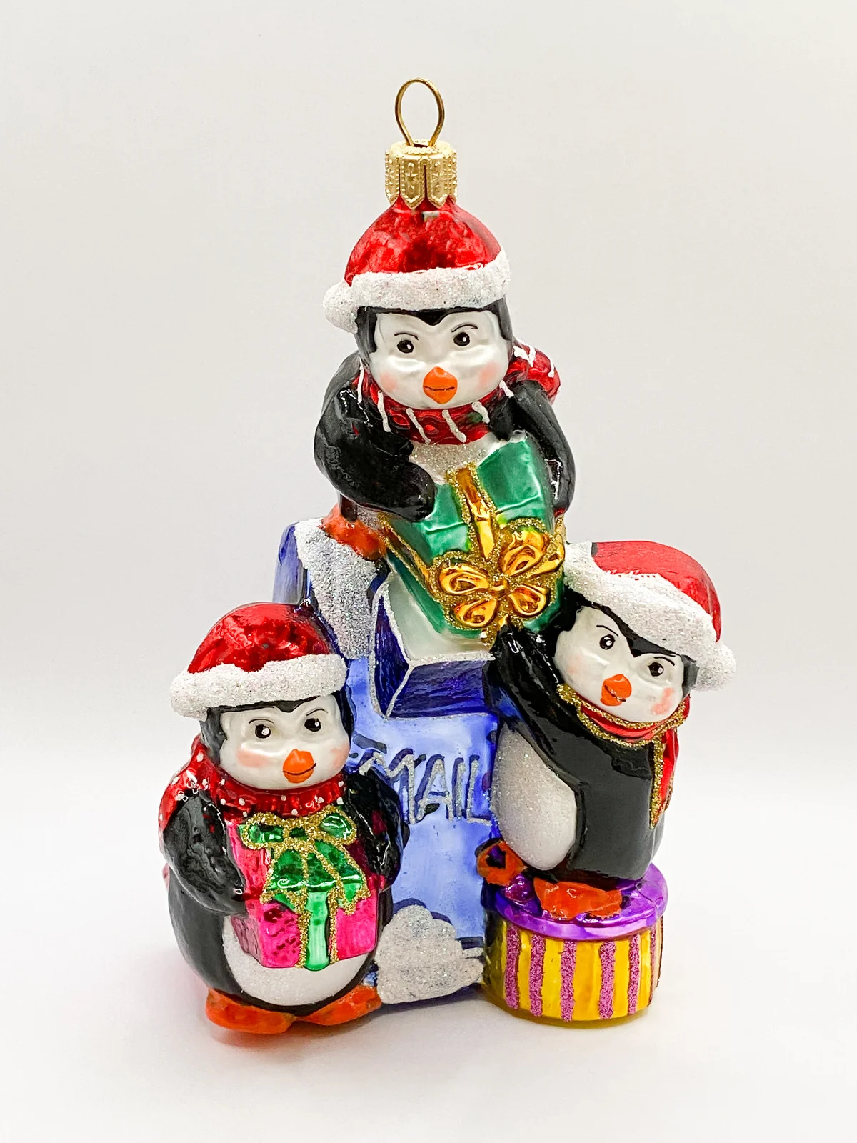Glassware Pinguine bringen Geschenke zur Post