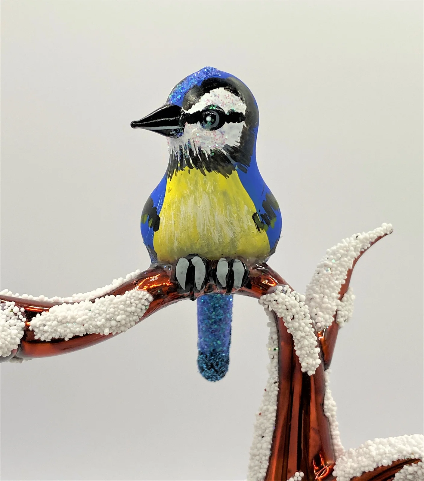 Wiktoria Blaumeise auf verschneitem Ast
