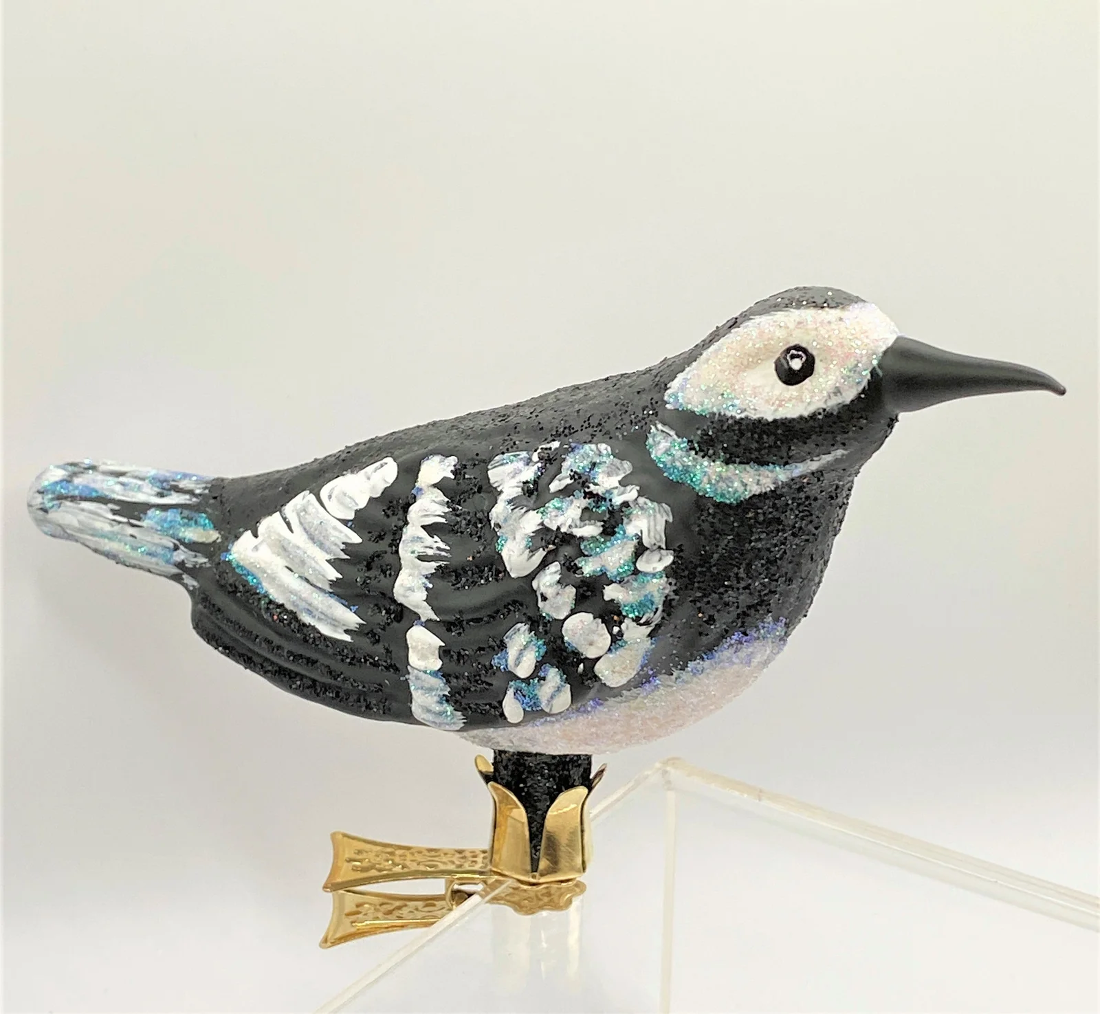 Wiktoria Schwarz weisser Vogel auf Clip