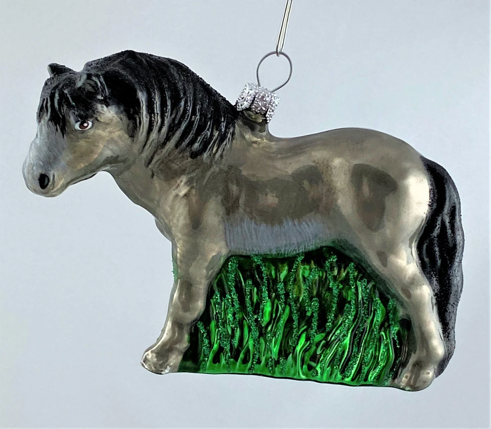 Koronex Graues Pferd im Gras