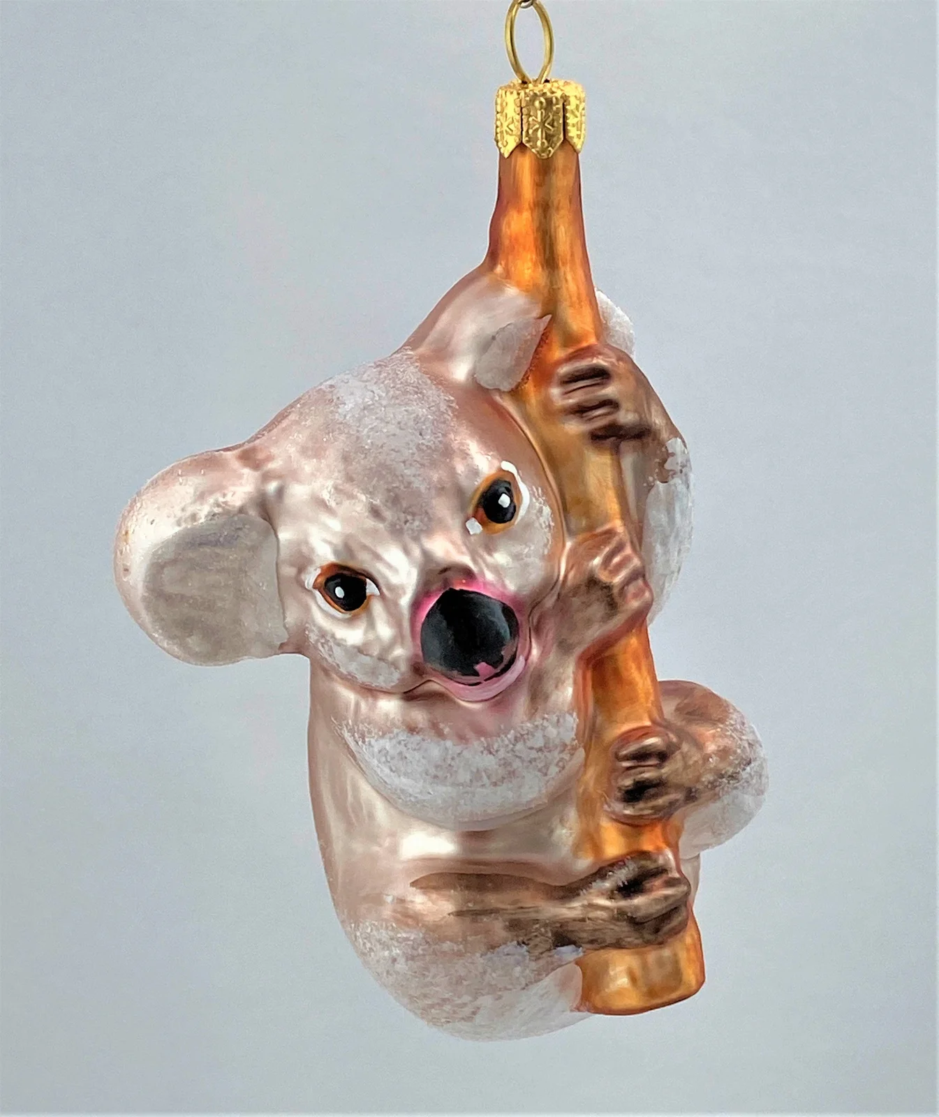 GMC Flauschig brauner Koala-Bär klettert am Ast