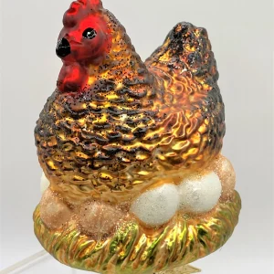 Wiktoria Braunes Huhn sitzt auf den Eiern im Nest