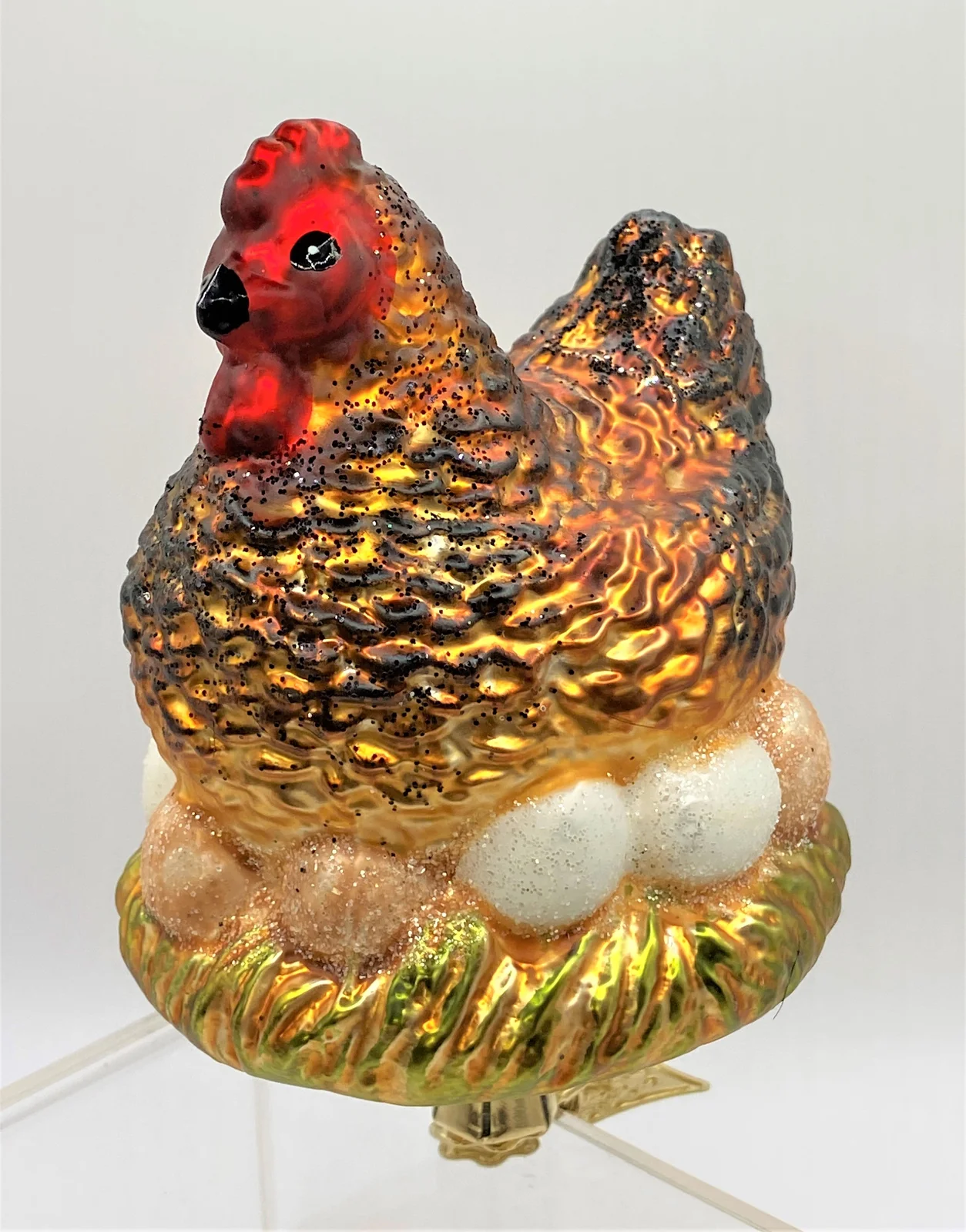 Wiktoria Braunes Huhn sitzt auf den Eiern im Nest