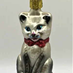 Inge-Glas Sitzende graue Katze mit blauen Augen und roter Schleife