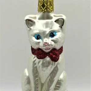 Inge-Glas Sitzende weisse Katze mit blauen Augen und roter Schleife