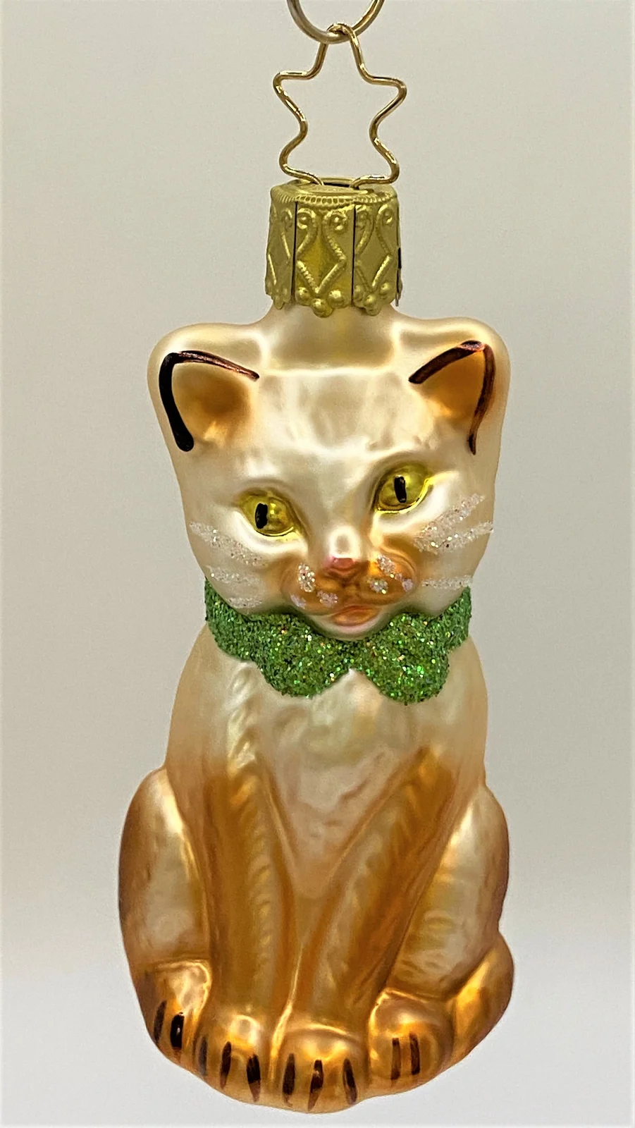 Inge-Glas Sitzende rot weisse Katze mit grüner Schleife