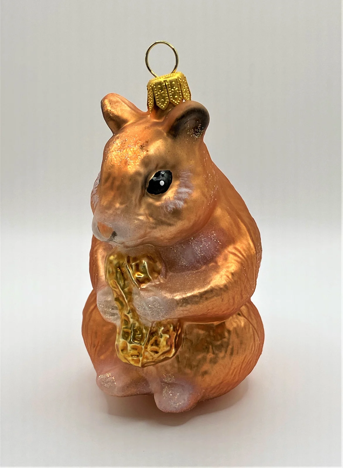GMC Hamster knabbert an der Erdnuss