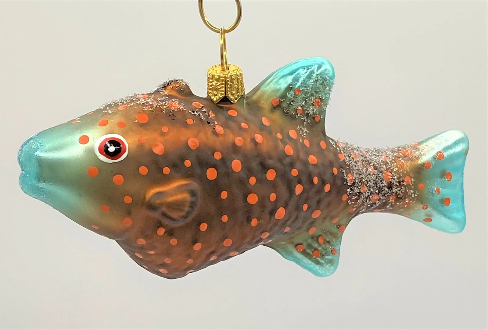 GMC Getupfter Fisch mit türkisfarbenen Flossen