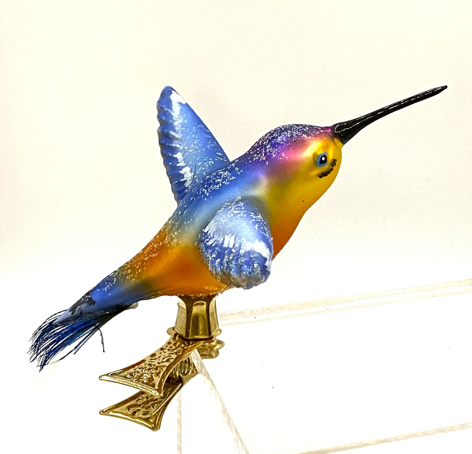 Hanco Kolibri mit hellblauen Flügen, auf Clip