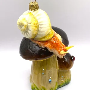 Atlas Weinbergschnecke klettert auf dem Steinpilz, AtlasArt