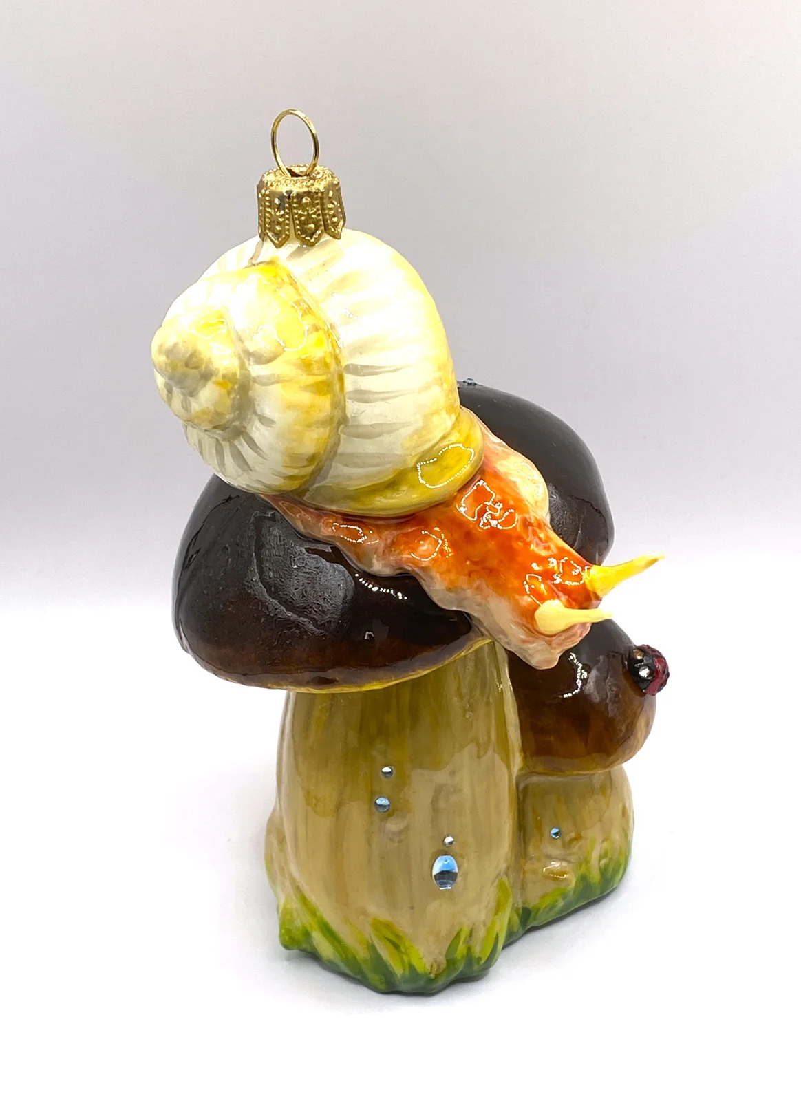 Atlas Weinbergschnecke klettert auf dem Steinpilz, AtlasArt