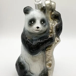GMC Pandabär klettert am Baumstamm