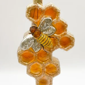 GMC Die Biene krabbelt auf der Bienenwabe, transparent