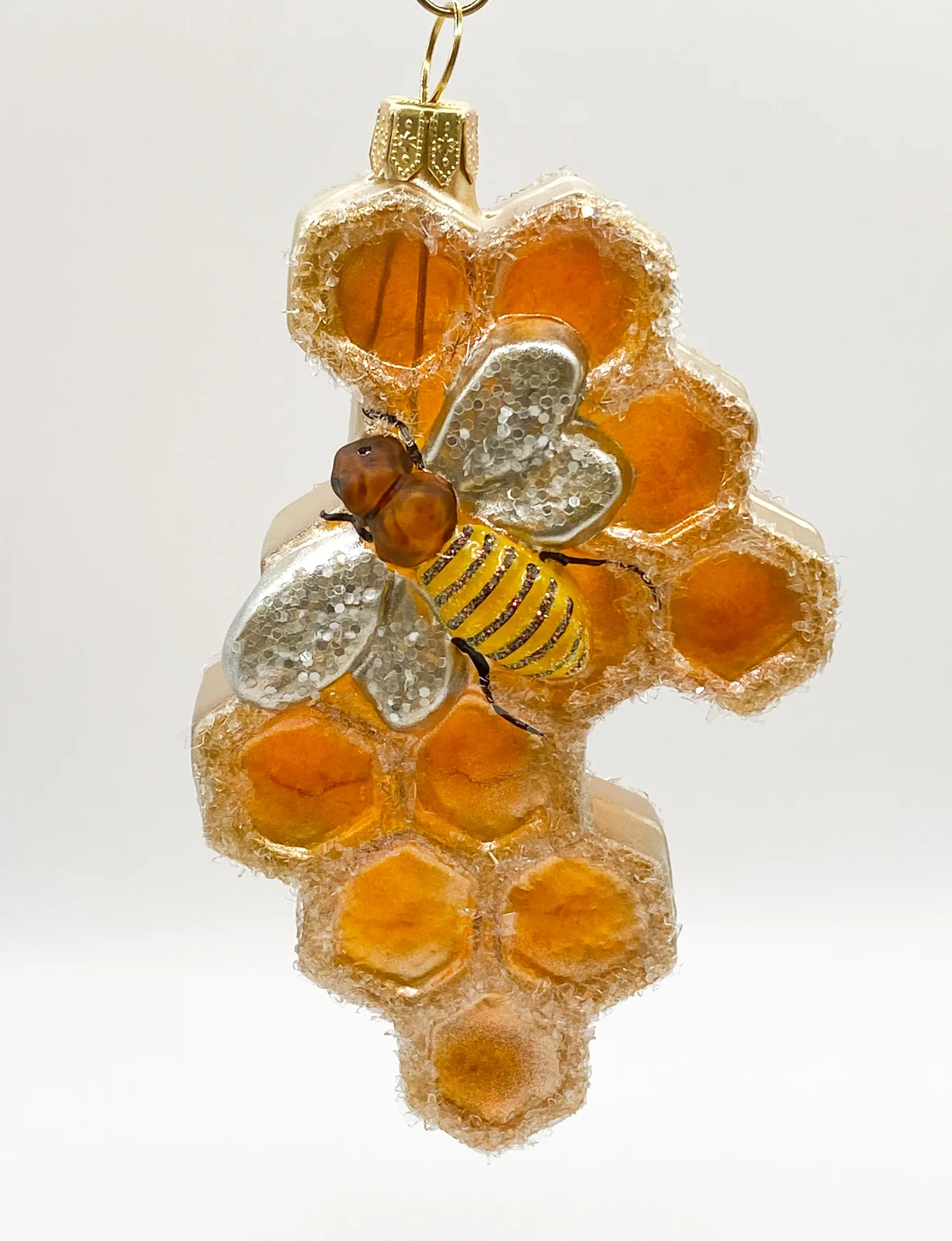 GMC Die Biene krabbelt auf der Bienenwabe, transparent