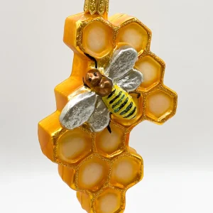 GMC Die Biene krabbelt auf der Bienenwabe
