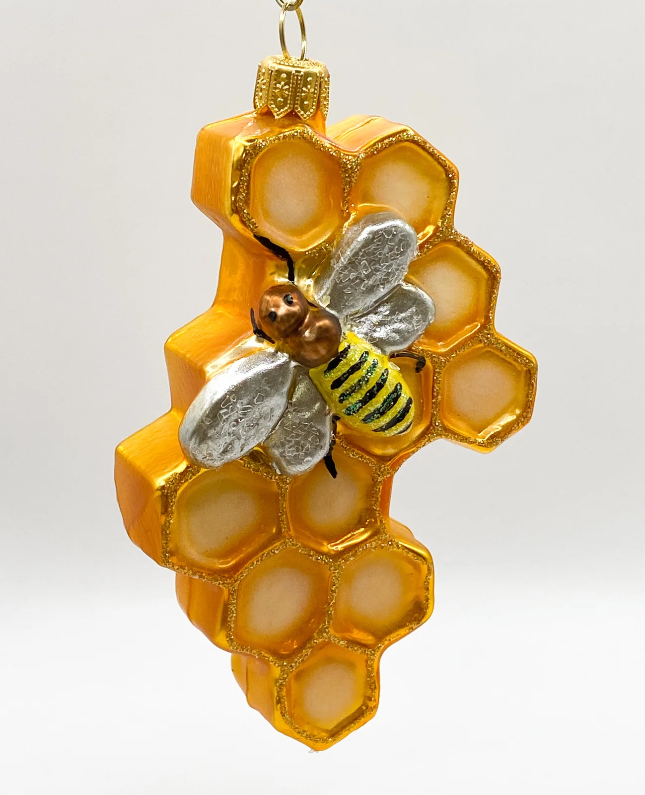 GMC Die Biene krabbelt auf der Bienenwabe