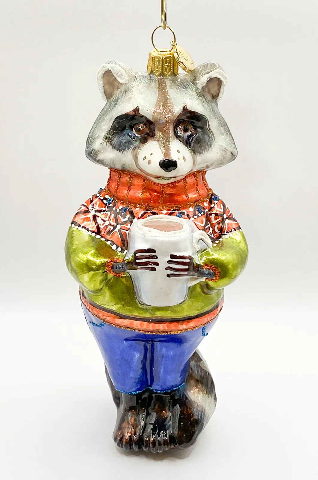 GlitterLab Papa Waschbär wärmt sich auf mit einer Tasse heisser Schokolade, GlitterLab