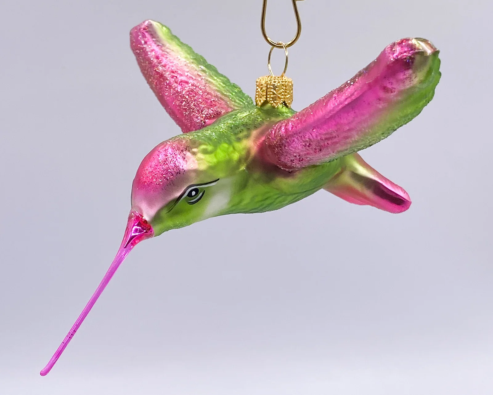 GMC Kolibri grün-magenta, Flügel ausgebreitet, Schnabel magenta