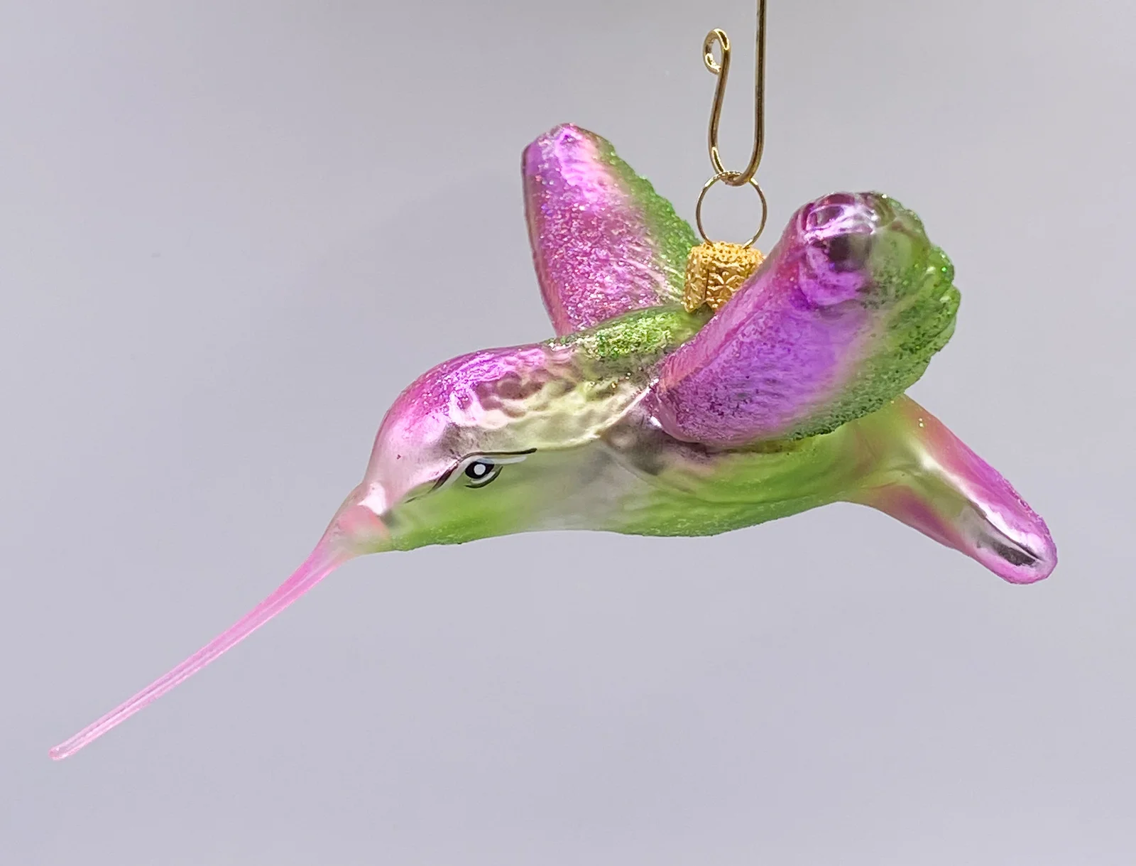 GMC Kolibri grün-pink, Flügel ausgebreitet, Schnabel pink