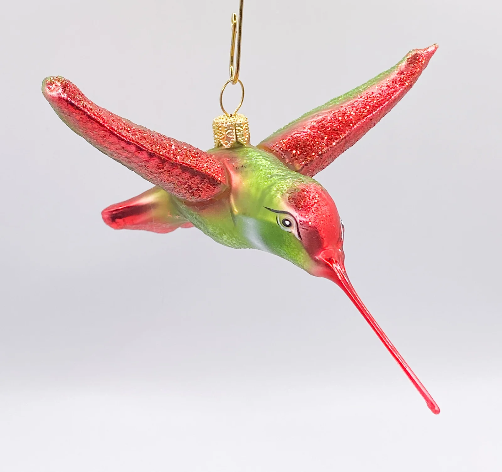 GMC Kolibri grün-rot, Flügel ausgebreitet, Schnabel rot