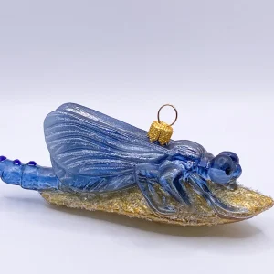 GMC Libelle sitzt auf dem goldenen Blatt, blau